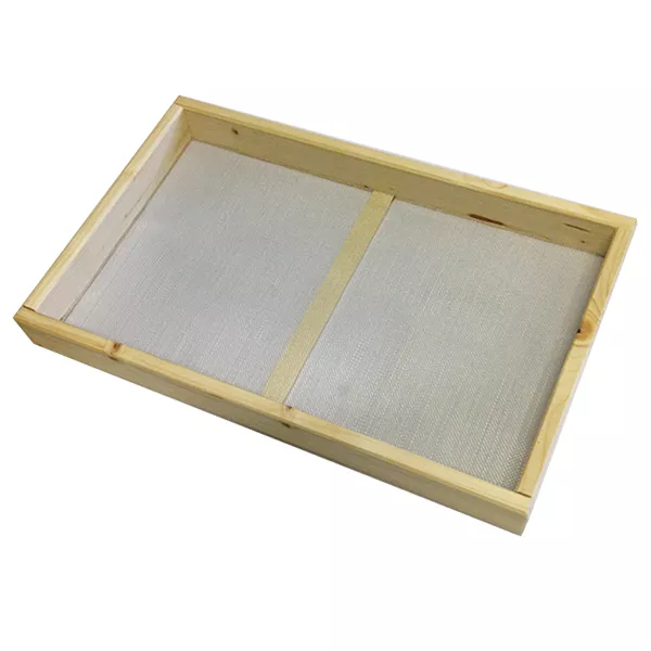 SIEB AUS NICHT BEHANDELTER NATURFICHTE MIT EDELSTAHLGITTER 45x28 cm.