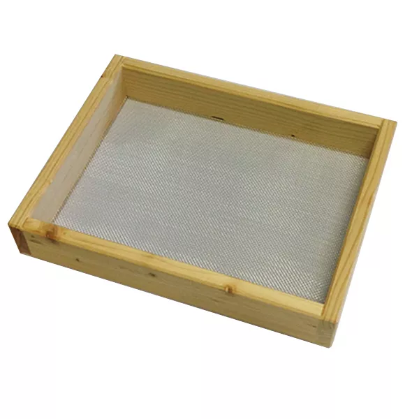 SIEB AUS NICHT BEHANDELTER NATURFICHTE MIT EDELSTAHLGITTER 28x22 cm.